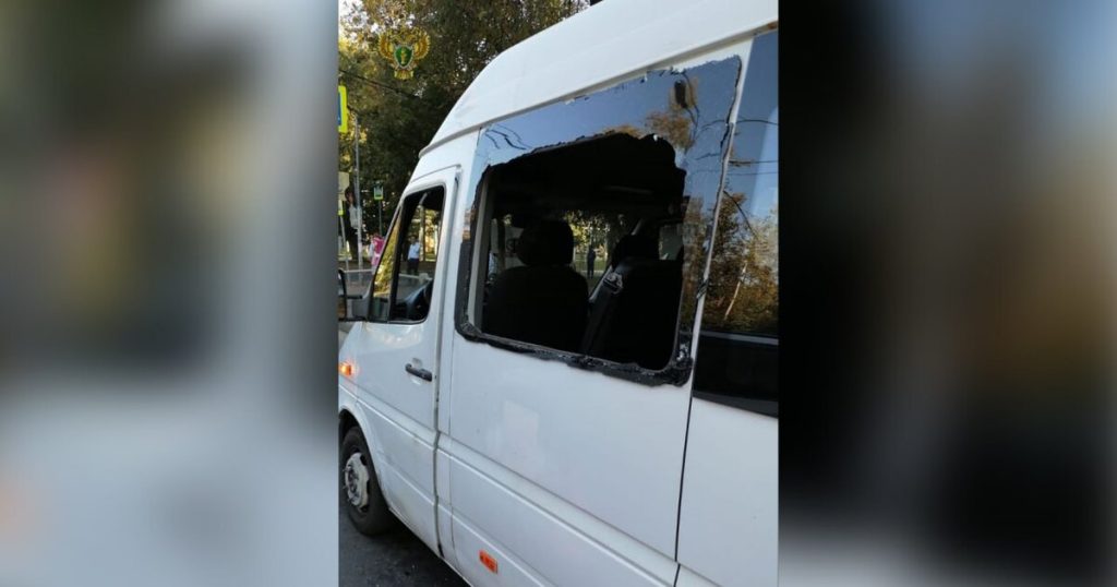 мужчины разбили стекло микроавтобуса в Подмосковье – мужчины разбили стекло микроавтобуса в Подмосковье –