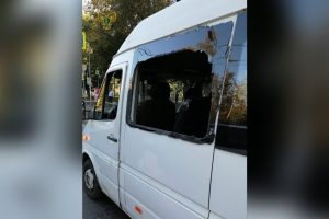 мужчины разбили стекло микроавтобуса в Подмосковье