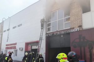 На Бережковской набережной в Москве горит здание на площади 1 тыс “квадратов”