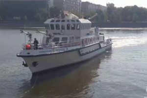 Пожарный корабль привлекли к тушению возгорания в здании на Бережковской набережной