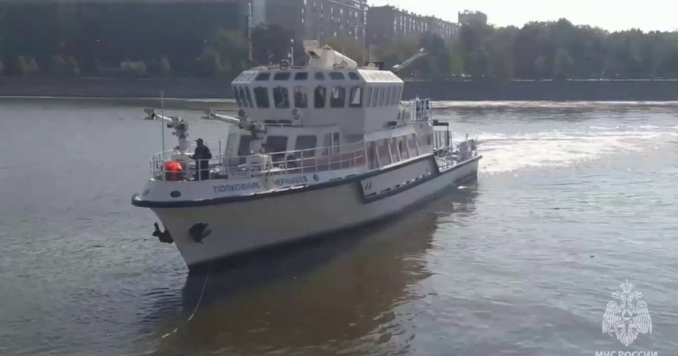 Пожарный корабль привлекли к тушению возгорания в здании на Бережковской набережной