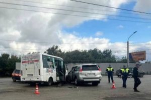 12 человек пострадали в ДТП с маршрутным автобусом в Омске