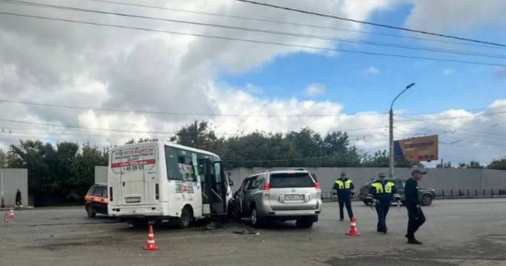 12 человек пострадали в ДТП с маршрутным автобусом в Омске