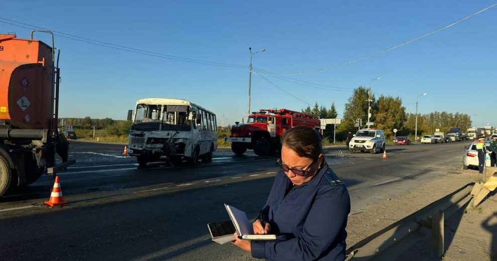 8 человек пострадали в ДТП с бензовозом и автобусом на Урале