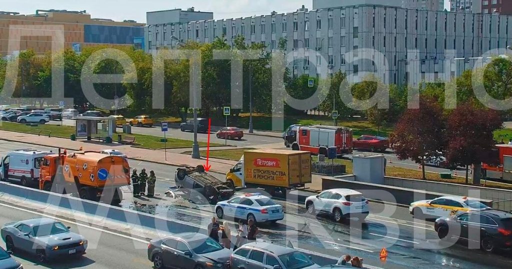 Автомобиль перевернулся на Варшавском шоссе
