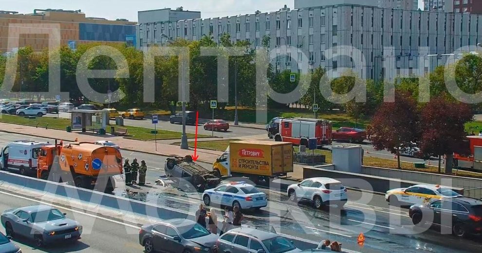 Автомобиль перевернулся на Варшавском шоссе