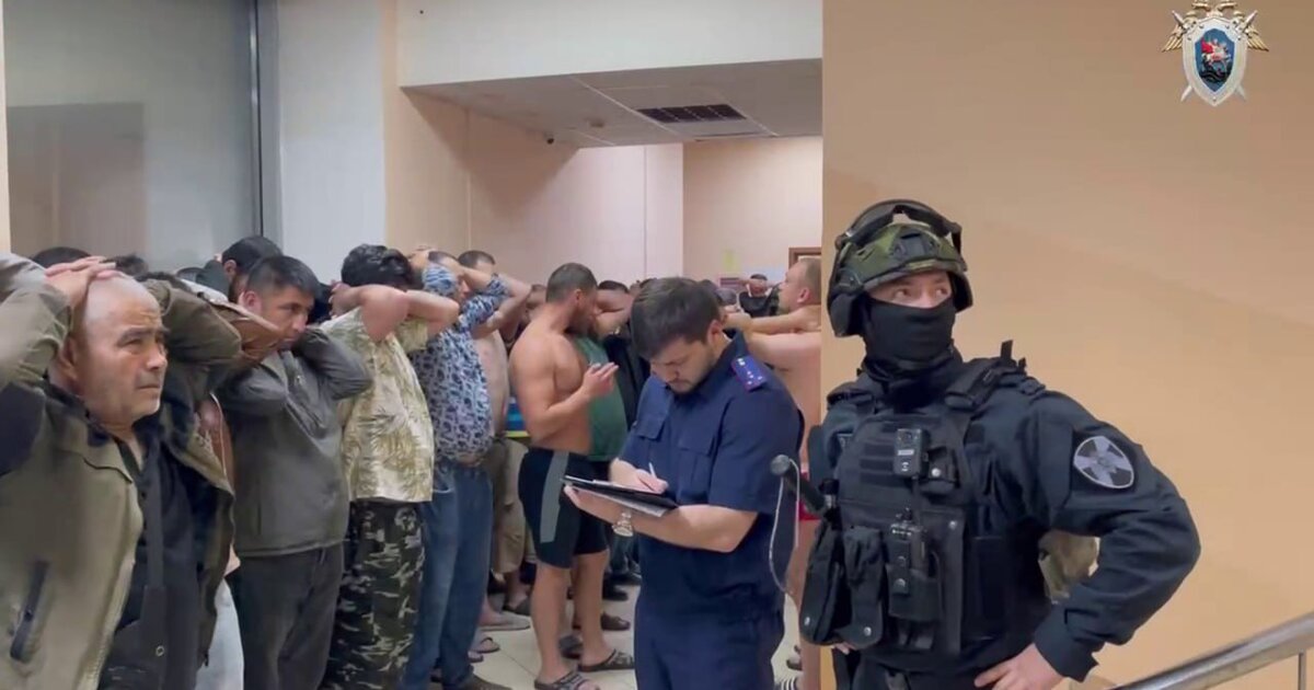 Более 400 жильцов хостела задержаны по подозрению в незаконной миграции в Москве Более 400 жильцов хостела задержаны по подозрению в незаконной миграции в Москве