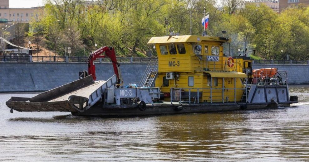 Более 500 тонн мусора собрал коммунальный флот с акватории Москвы с начала навигации