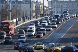 Дептранс предупредил о росте числа автомобилей на дорогах Москвы осенью