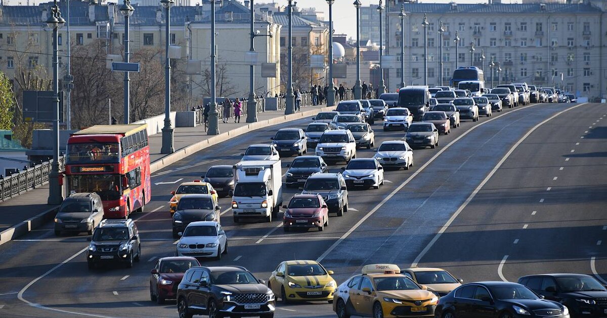 Дептранс предупредил о росте числа автомобилей на дорогах Москвы осенью