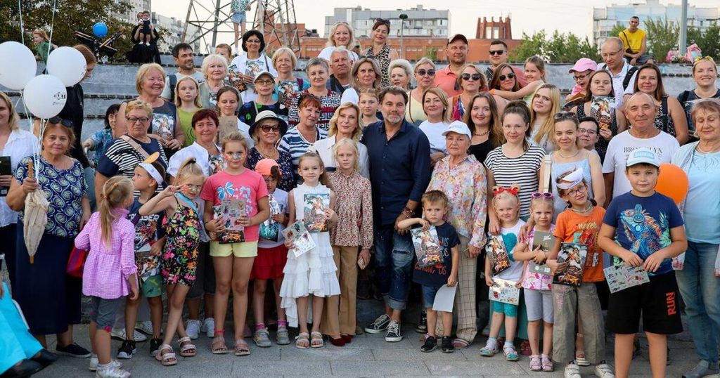 Депутат МГД Святенко организовала для жителей Марьина встречу с писателем Олегом Роем Депутат МГД Святенко организовала для жителей Марьина встречу с писателем Олегом Роем