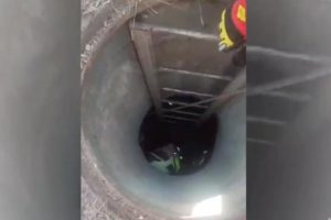 Двое рабочих провалились в люк в Москве