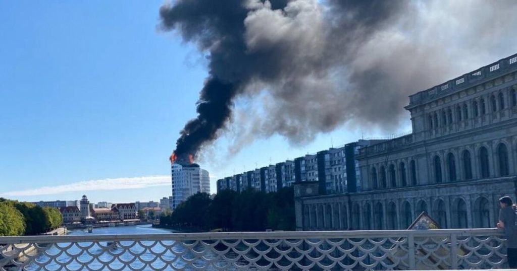 Кровля 14-этажного дома загорелась в Калининграде