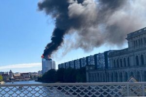 Кровля 14-этажного дома загорелась в Калининграде