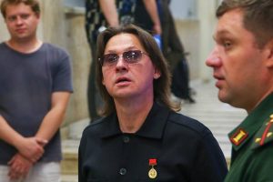 Музыкант Кононов встретился с контрактниками в столичном пункте отбора на военную службу