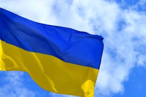 на Украине подожгли три машины военных и четыре релейных шкафа
