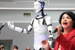 Надежда Бабкина спела дуэтом с роботом