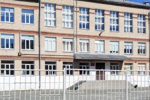 напавшего на школу в Челябинске пытались остановить учителя и ученик
