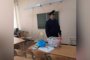 Напавший на учеников подросток пронес в школу Челябинска муляж пистолета