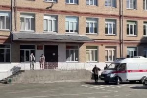 Остановивший ученика с молотком учитель получила травмы головы, рук и плеча