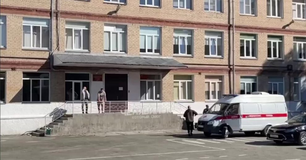 Остановивший ученика с молотком учитель получила травмы головы, рук и плеча