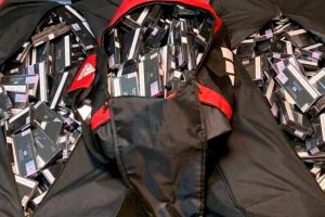 Пассажиры рейса из Армении пытались незаконно ввезти в Россию сигареты на 1,5 млн рублей