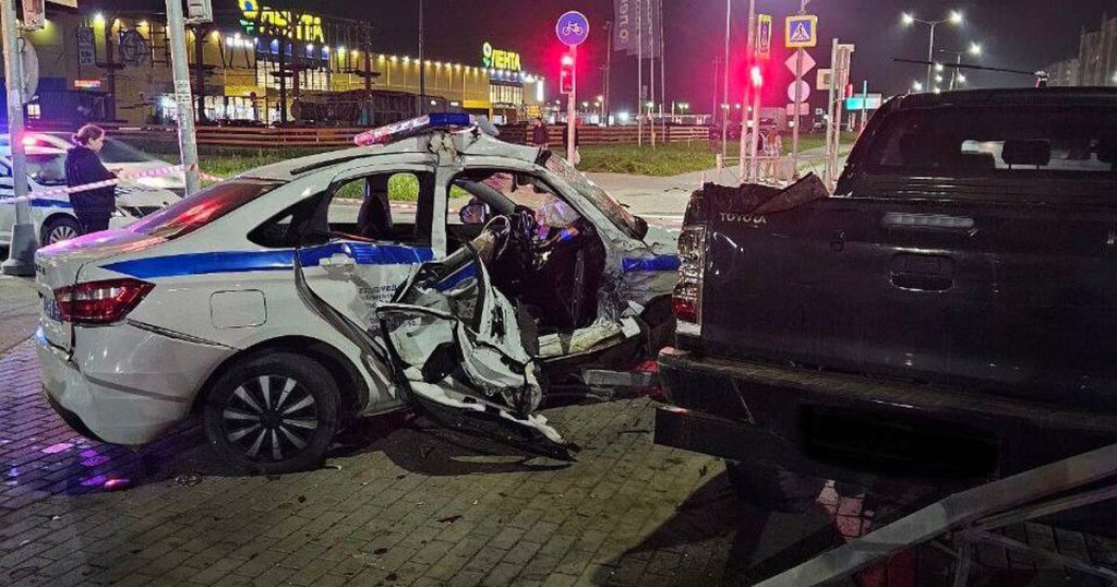 Пикап протаранил автомибиль ДПС в Великом Новгороде Пикап протаранил автомибиль ДПС в Великом Новгороде