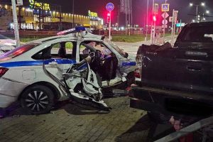 Пикап протаранил автомибиль ДПС в Великом Новгороде