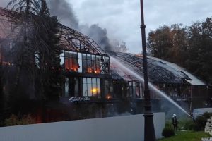 Площадь пожара в бывшем спорткомплексе в Петербурге составила 500 “квадратов”
