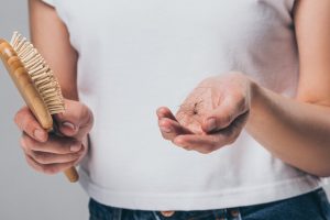 Почему осенью выпадают волосы