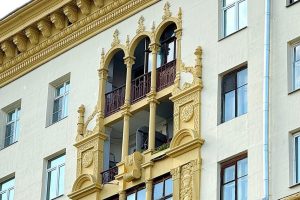Почти 30 домов с медальонами капитально отремонтируют в Москве в 2024 году