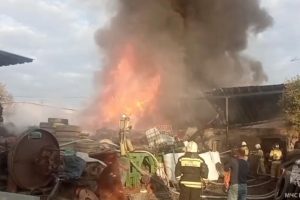 Покрышки горят в промзоне в Екатеринбурге на площади в 1 тыс “квадратов”