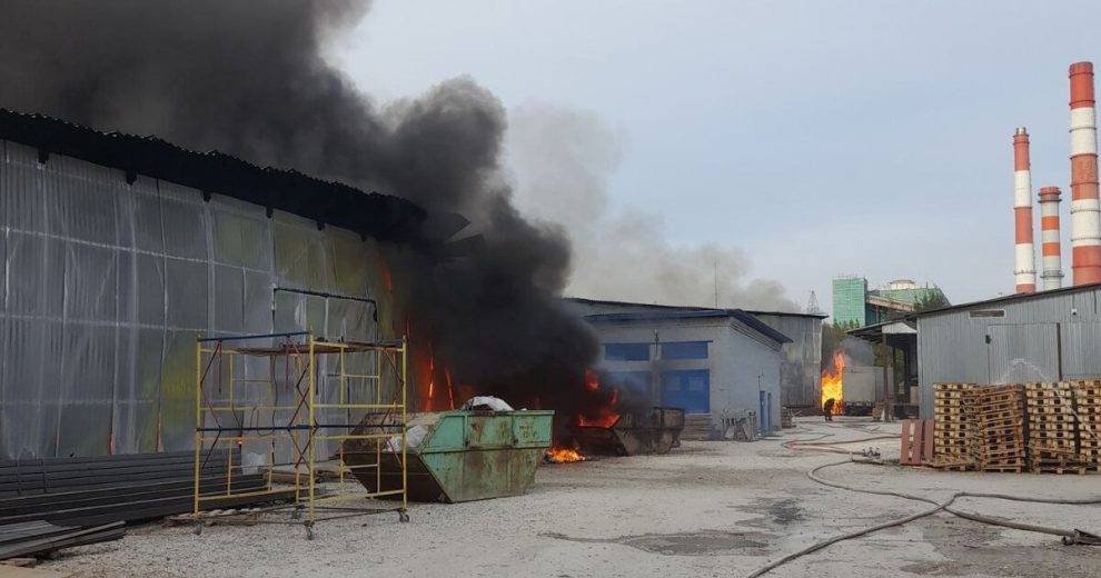 Пожар на площади 3,6 тысячи “квадратов” произошел в мебельном цехе в Шатуре