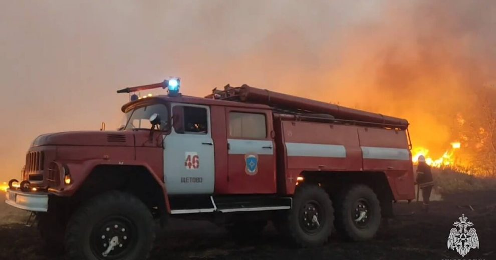 Пожар в поселках Антрацитовского района ЛНР перекинулся на завод