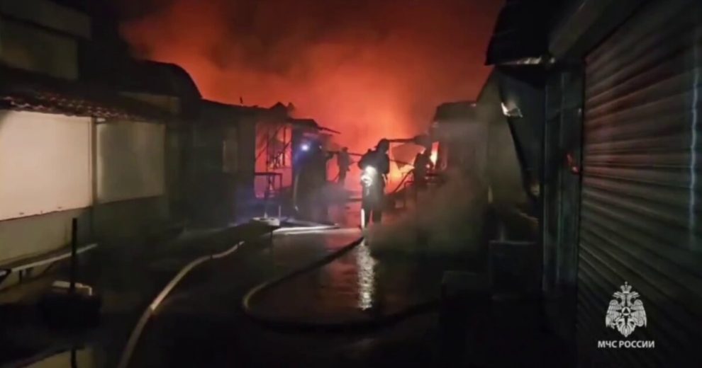 Пожарные локализовали возгорание на рынке в Аксае Ростовской области