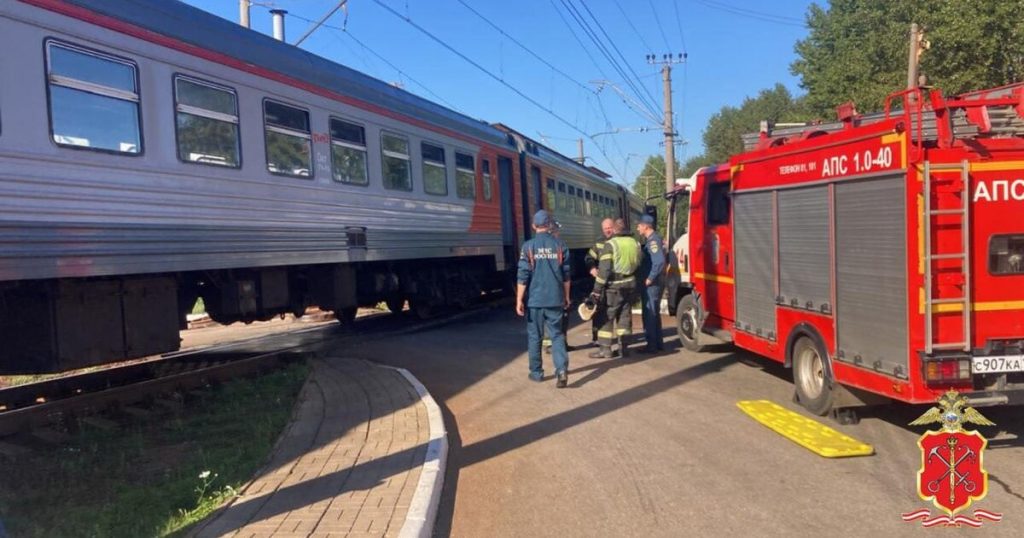 Прокуратура показала кадры столкновения электрички и “КамАЗ” в Петербурге Прокуратура показала кадры столкновения электрички и “КамАЗ” в Петербурге