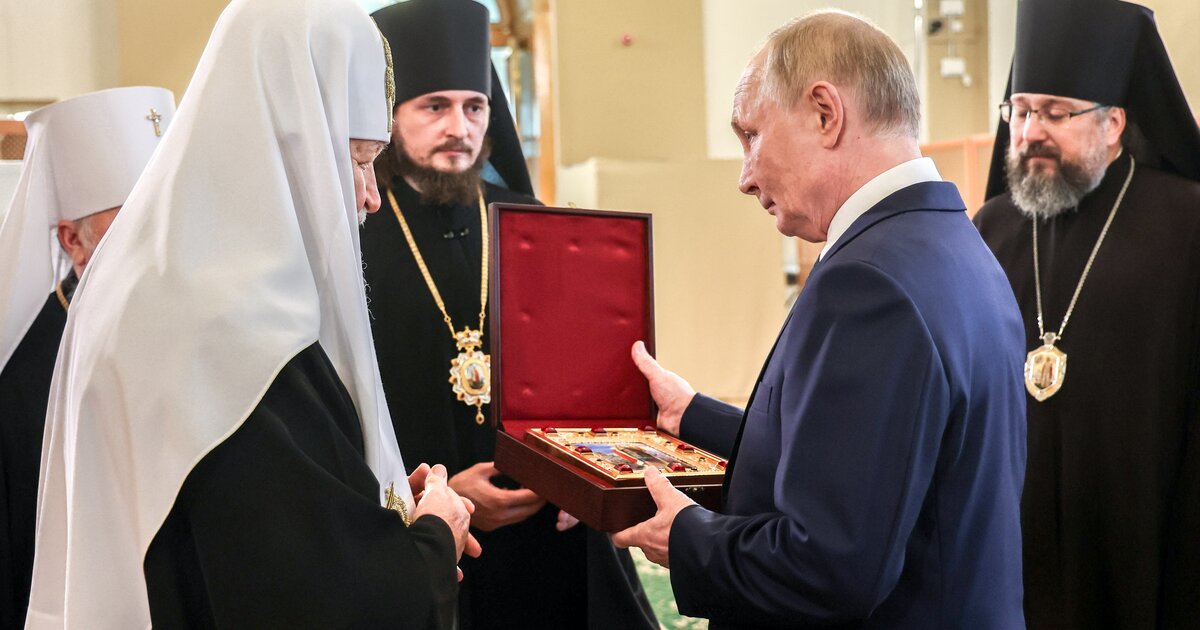 Путин получил от патриарха Кирилла икону Александра Невского