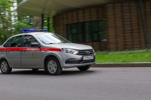 Росгвардейцы задержали пьяного мужчину с ножом на детской площадке на юге Москвы