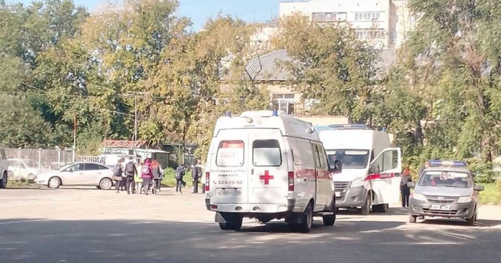 Школьник напал на учеников и учителей в школе Челябинска