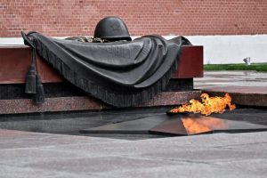 Собянин возложил цветы к Могиле Неизвестного Солдата в День города
