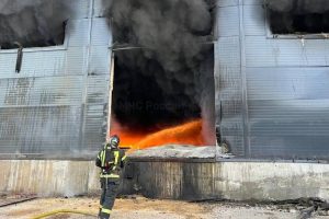 Строящийся цех горит в Тульской области на 1,5 тыс “квадратов”