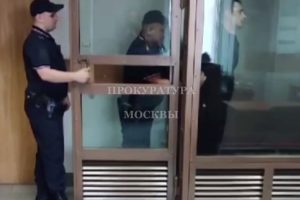 Суд приговорил к 8,5 года мужчину за попытку зарезать экс-жену в примерочной в ТЦ