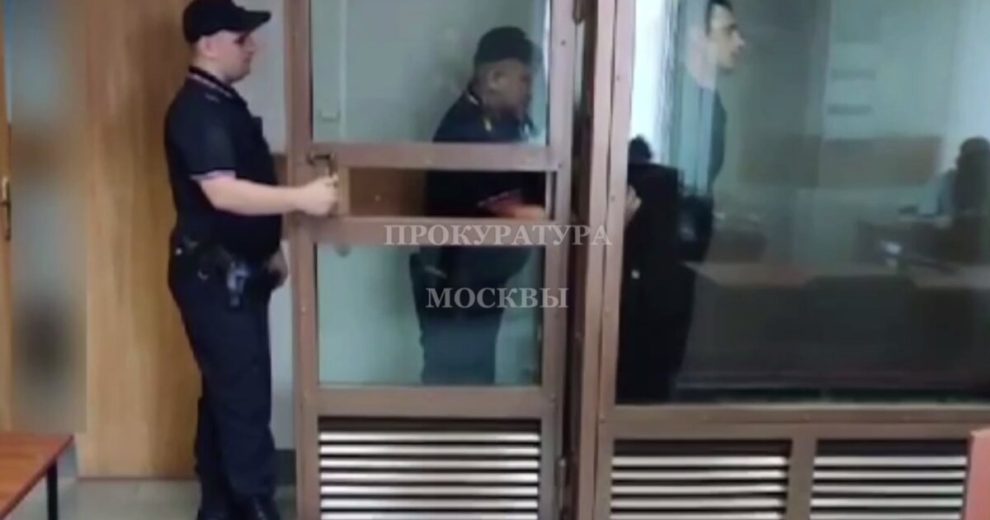 Суд приговорил к 8,5 года мужчину за попытку зарезать экс-жену в примерочной в ТЦ