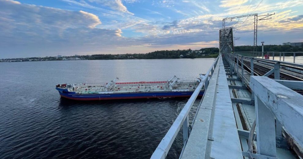 Танкер столкнулся с железнодорожным мостом на Волге в Костроме