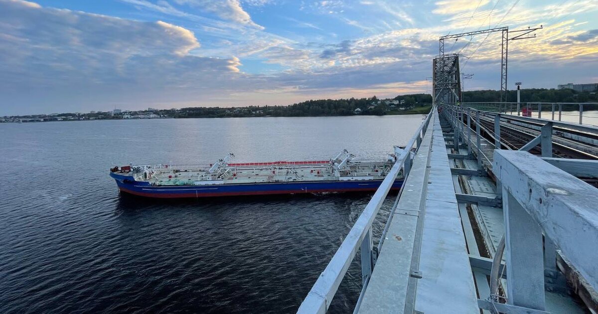 Танкер столкнулся с железнодорожным мостом на Волге в Костроме