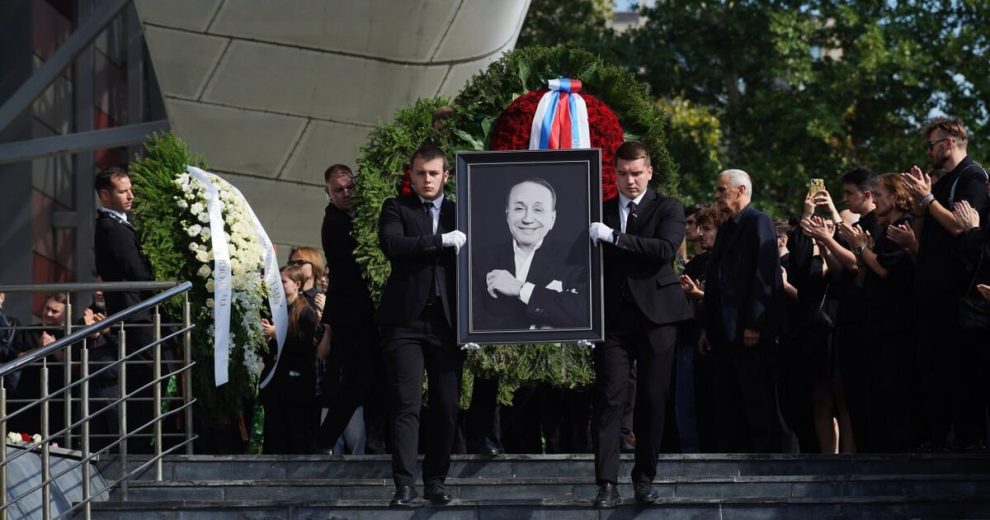 Телеведущего Александра Маслякова похоронили на Новодевичьем кладбище