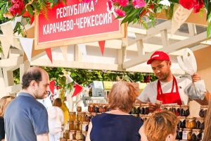 Участники фестивалей Москвы передали продукты для участников СВО