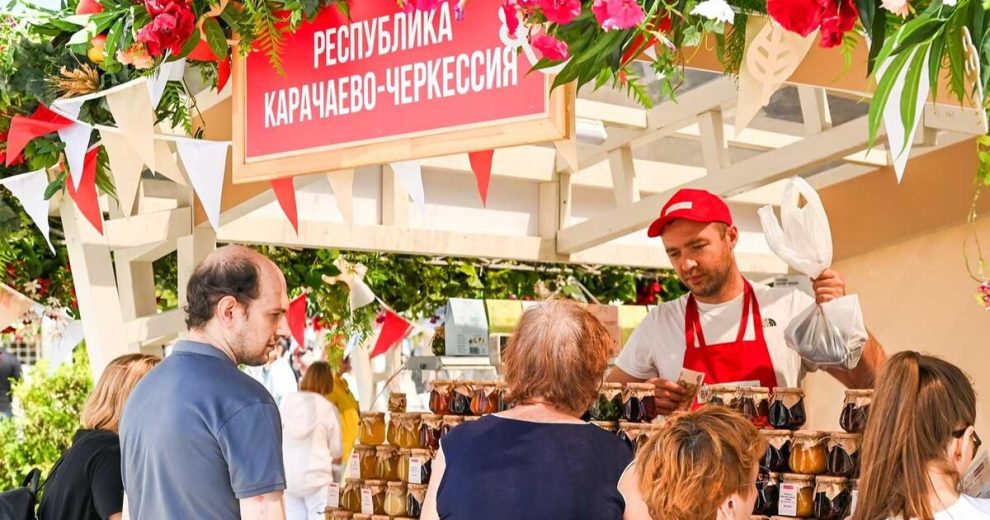 Участники фестивалей Москвы передали продукты для участников СВО