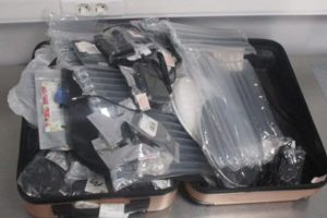 В Екатеринбурге таможенники задержали пассажирку с 10 кг материалов для наращивания ресниц