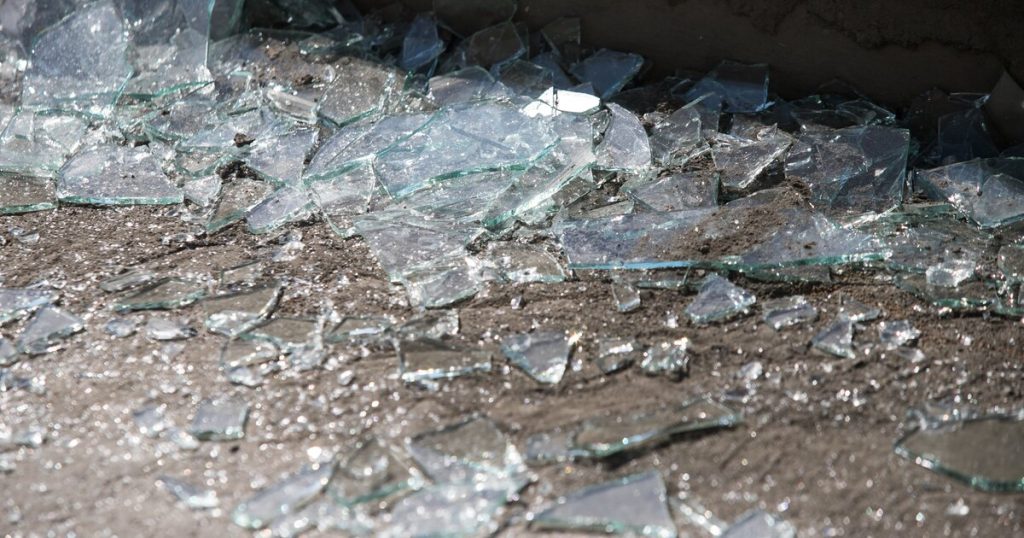 В Хабаровском крае подростки разбили окна в избирательном участке